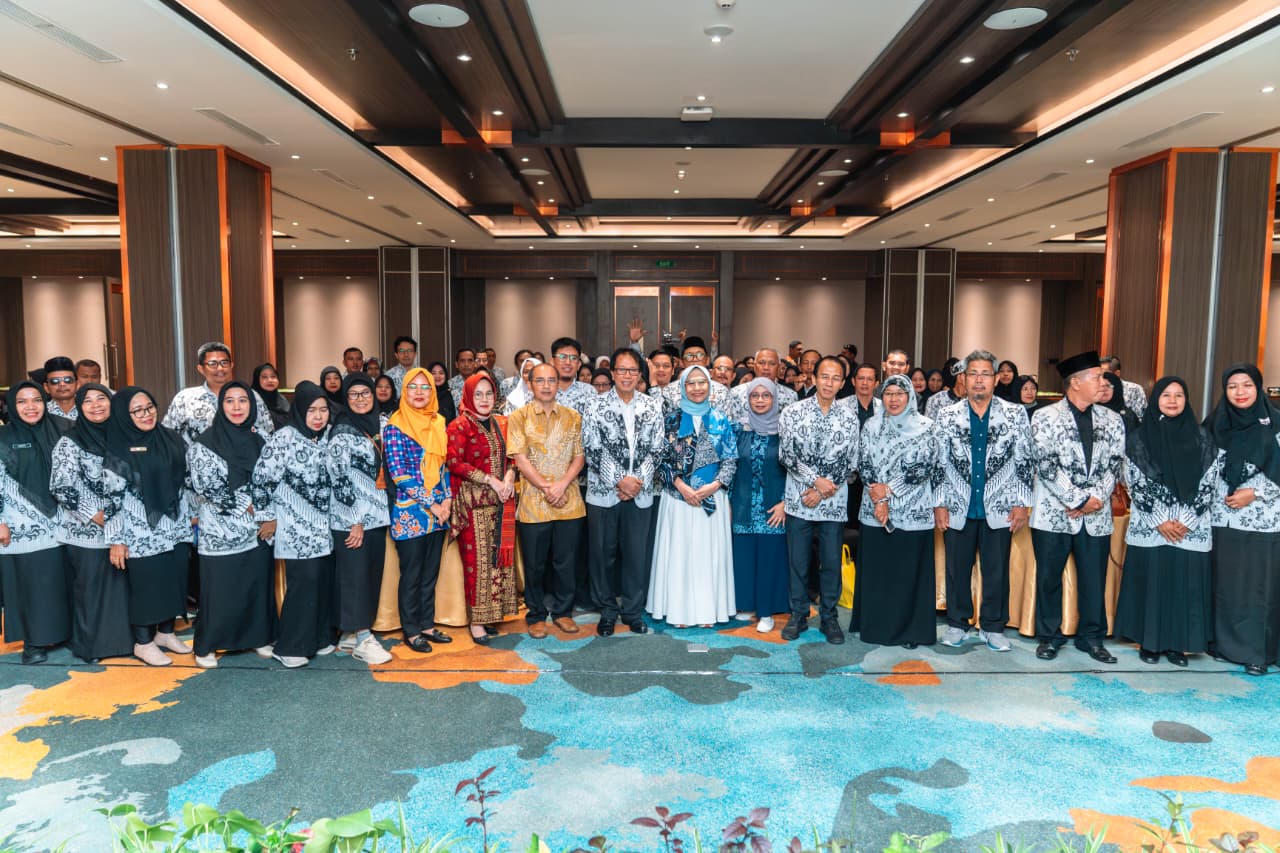 Ketua Komisi X DPR RI Hetifah Sjaifudian (tengah, berhijab biru), didampingi (dari kiri) Wiwik Setiawati (Kepala BGTK Kaltim), Andi Tenri Sumpala (Kabid Pembinaan SD Disdikbud Samarinda), dan Jabang Tutuka (Ditjen GTK Kemendikdasmen), bersama para guru mengangkat kepalan tangan saat sesi foto bersama dalam Workshop Pendidikan di Hotel Fugo, Samarinda, Kalimantan Timur, Rabu (21/5/2026). Pose ini menyimbolkan semangat kebangkitan ekosistem pendidikan Kaltim menuju Indonesia Emas 2045. (Foto: Istimewa)